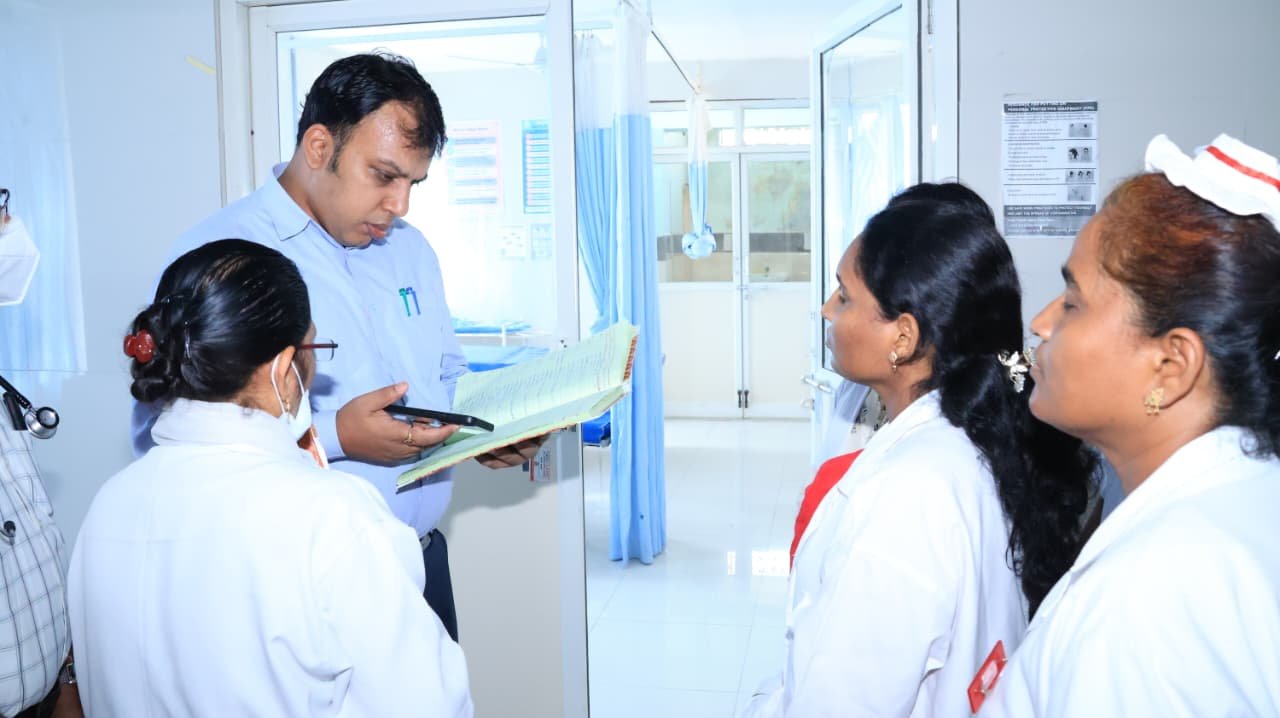 మార్చి 26 జనగామ  వైద్యులు అందుబాటులో ఉండాలి - రోగులకు సమయానుగుణంగా వైద్యం అందించాలి   ఇందిరమ్మ ఇళ్ల నిర్మాణ పనులను వేగవంతం చేయాలి